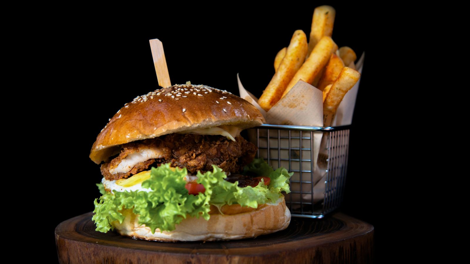 Křupavý kuřecí burger s hranolky